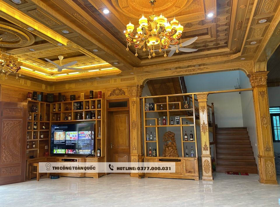 Không gian phòng khách nhà chị Thu tại Bắc Ninh trở nên sang trọng hiện đại hơn với mẫu trần gỗ Pơ mu