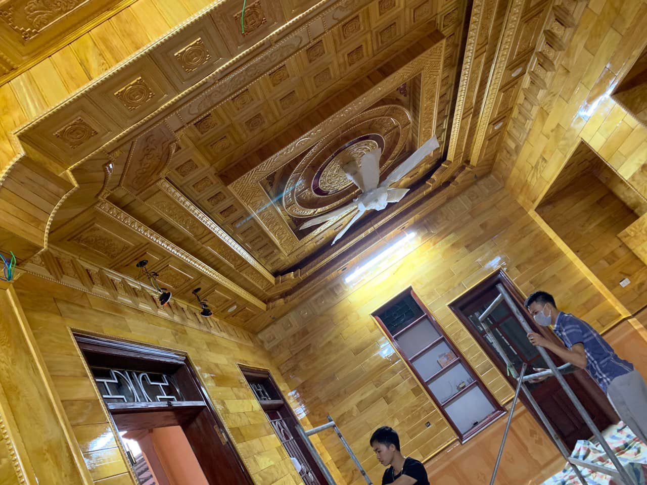 Trần gỗ tự nhiên mang đến một không gian sang trọng, hiện đại